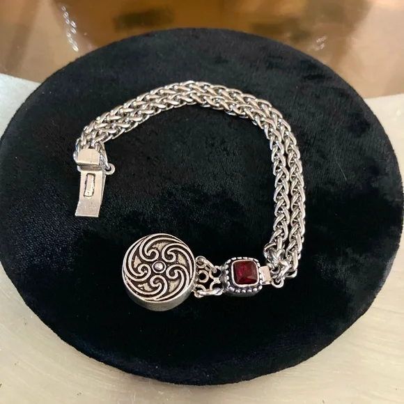 Handmade garnet & silver Celtic clasp design charm on wheat chain bracelet - Picture 5 of 10